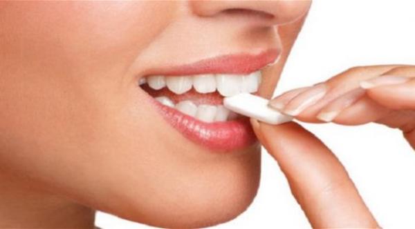 العلكة تحمي أسنانك من السكريات