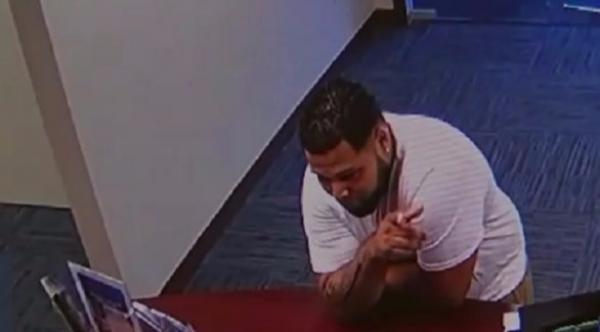 يتقدم بطلب وظيفة أثناء مطاردة الشرطة له