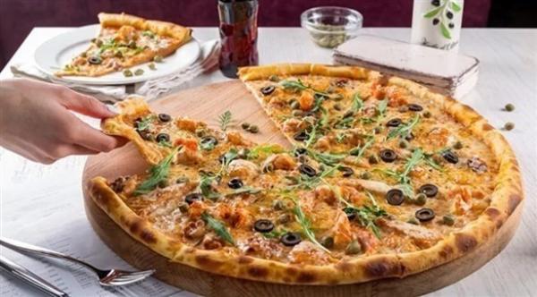 يسافر 800 كم لتسليم بيتزا لمريض سرطان