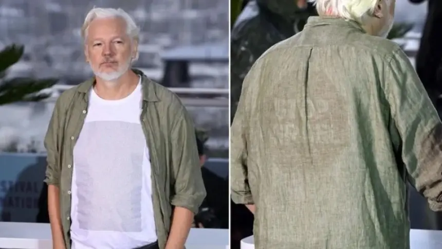 مؤسس موقع ويكيليكس يُلفت الأنظار في مهرجان كان بقميص يحمل أسماء آلاف الأطفال الفلسطينيين