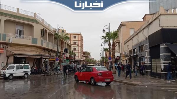 أمطار الخير تتهاطل على مدينة وجدة منذ الساعات الأولى من صباح اليوم الجمعة