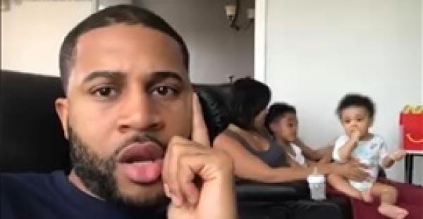 معاناة رجل بسبب حب طفليه لأمهما وتجاهله (فيديو)