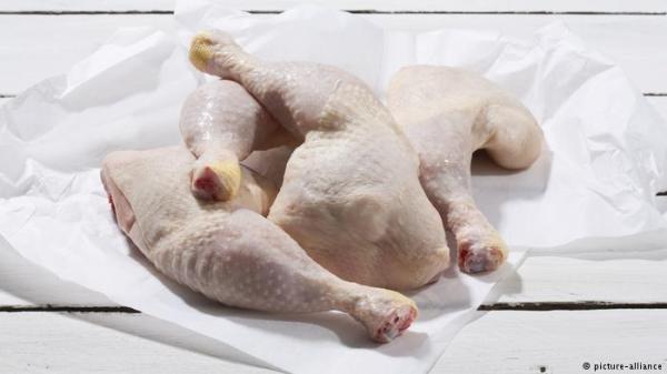 لهذه الأسباب تجنب غسل لحم الدجاج قبل قليه