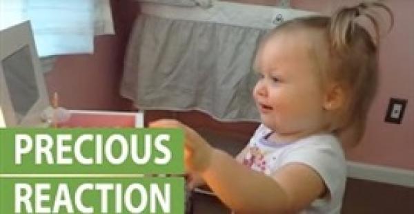 بالفيديو.. رد فعل طفلة تشاهد علبة مجوهرات لأول مرة