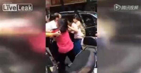 بالفيديو.. زوجة تستعين بعائلتها لضرب زوجها الخائن