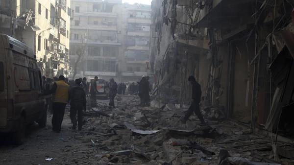 سوريا : البراميل المتفجرة تقتل 30 شخصاً في سوق شعبية بحلب