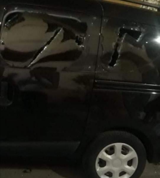 مشاغبون يستهدفون سيارات مركونة بالشارع العام وفيديوهات مواقع التواصل تفضحهم(صور)