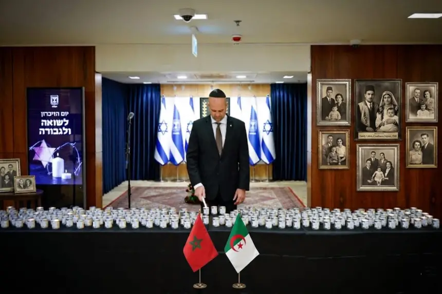 رئيس الكنيست الإسرائيلي يهدي شمعة ذكرى المحرقة لشخص مغربي وزوجته الجزائرية