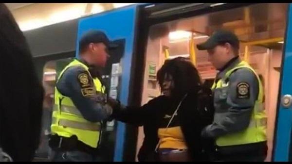 قمة العنصرية..لقطات مرعبة لطرد امرأة حامل وطفلتها بعنف شديد من قطار في السويد