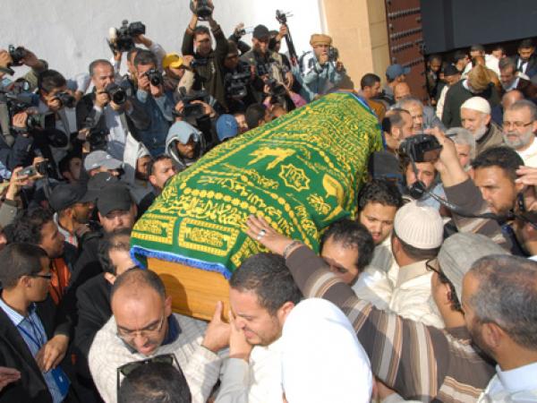 في جنازة والدته، عليوة يجهش بالبكاء ويقول أنا مظلوم