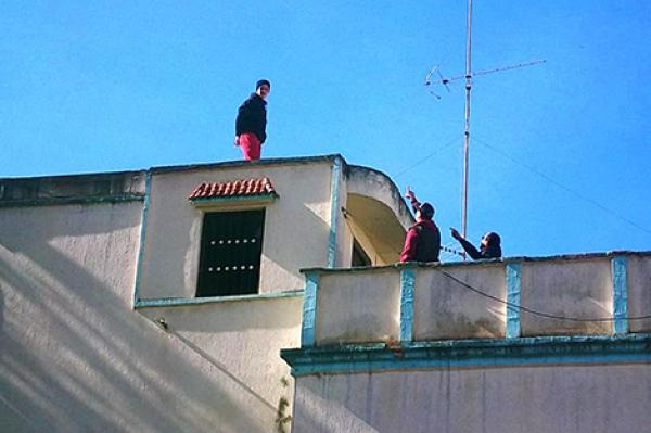 حدث بالقصر الكبير...شاب ينجو من محاولة انتحار ليجد نفسه خلف القضبان