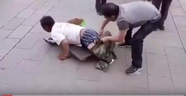 بالفيديو ...هكذا تم فضح متسول يتظاهر بأنه مبتور الساقين