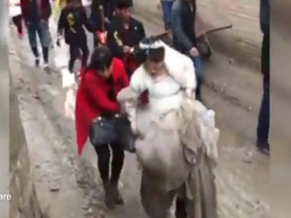 بالفيديو: هذه العروس ليست محظوظة على الإطلاق