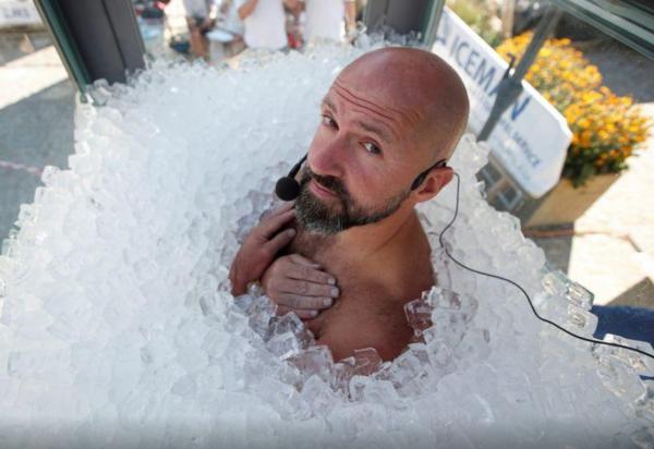 نمساوي يحطم رقما قياسيا بالوقوف في صندوق مملوء بالثلج