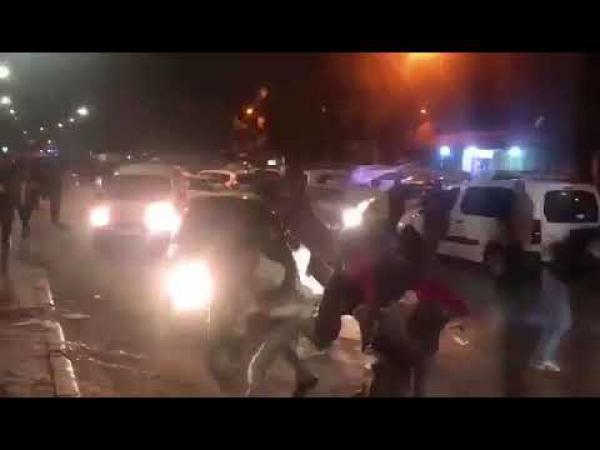 مثير بالفيديو: حمار يجر عربة مشجعين للمنتخب المغربي يصدم سيارة