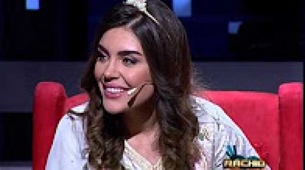 منار وزوجها يرددان أسامي الأطباق المغربية