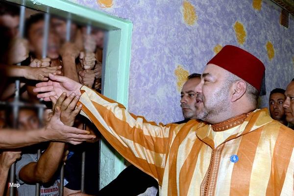 مصافحة الملك لنزلاء سجن عكاشة تثيرُ إعجاب المغاربة‏