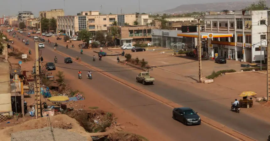 فرنسا تحث مواطنيها على مغادرة مالي "في أقرب وقت ممكن"