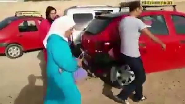 مشهد مثير.."الخطافة" يُخرجون أصحاب الطاكسيات عن صوابهم وهذا ما وقع بفاس (فيديو)