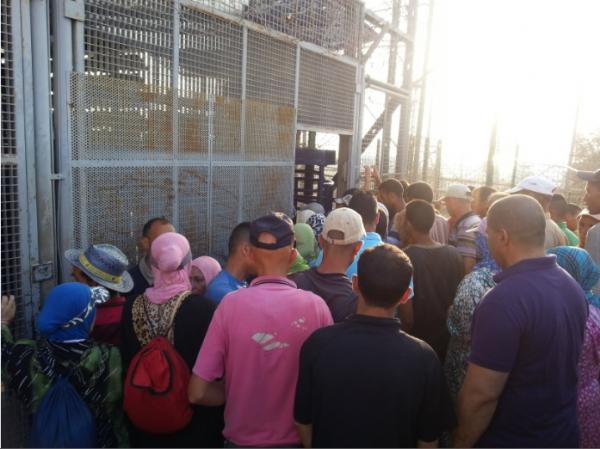 سلطات مليلية تعلن عن قرار صادم لممتهني التهريب المعيشي