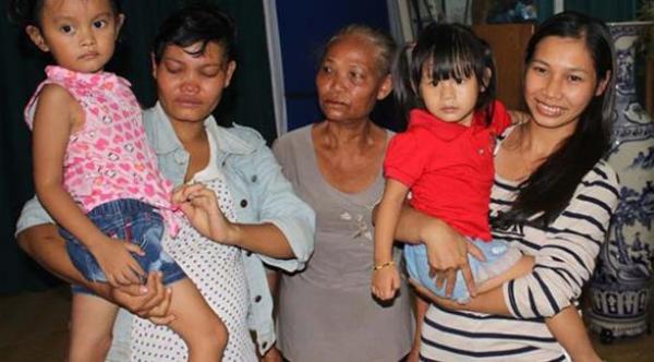 بعد ثلاثة أعوام... عودة طفلتين لأسرتيهما بعد تبديلهما عند الولادة