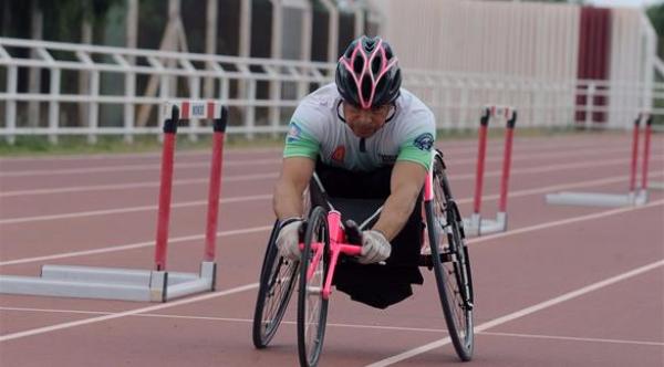 أرجنتيني يدخل غينيس بالجري على كرسيه المتحرك