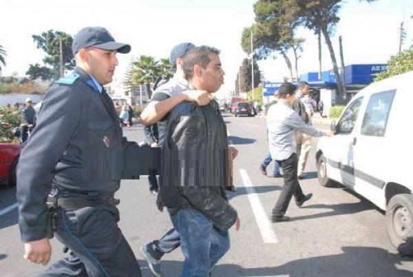 الشرطة توقف ناشط أسقط راية الجزائر من على قنصلية البيضاء (صور )