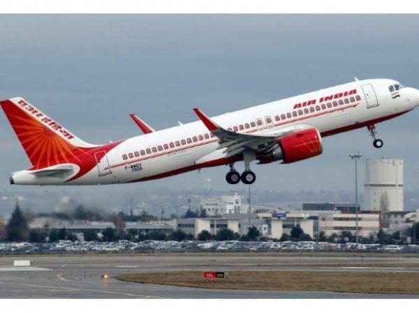 بالفيديو: ذعر بين ركاب طائرة هندية بعد سقوط إحدى نوافذها