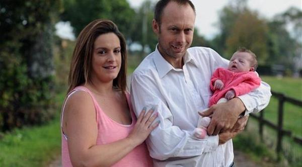 عائلة تحتفل بولادة أول أنثى بعد 100 عام من الذكور