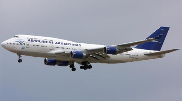 طرد طيارين سمحا لعارضة بقيادة الطائرة