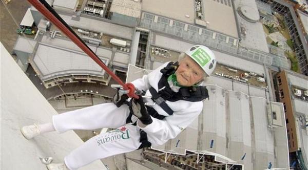 بريطانية عمرها 101 عاماً تقفز بالحبل من ارتفاع 94 متراً