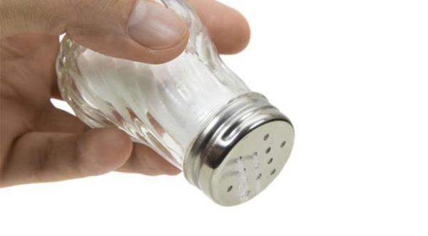 هل يسبب الإفراط في تناول الملح زيادة الوزن؟