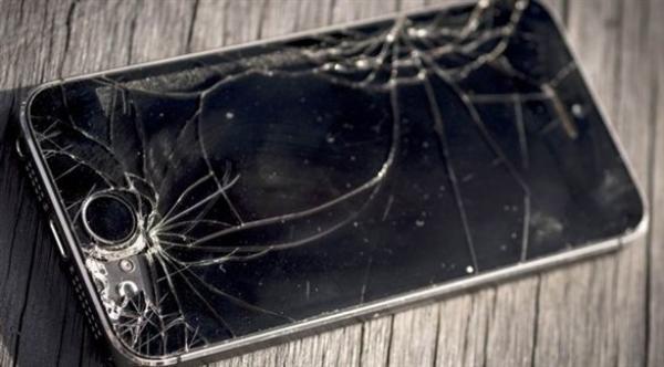 يجد نفسه خلف قضبان السجن بعد تحطيم هاتف ابنته