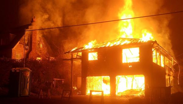 مليونير بريطاني يحرق قصره نكاية في زوجته