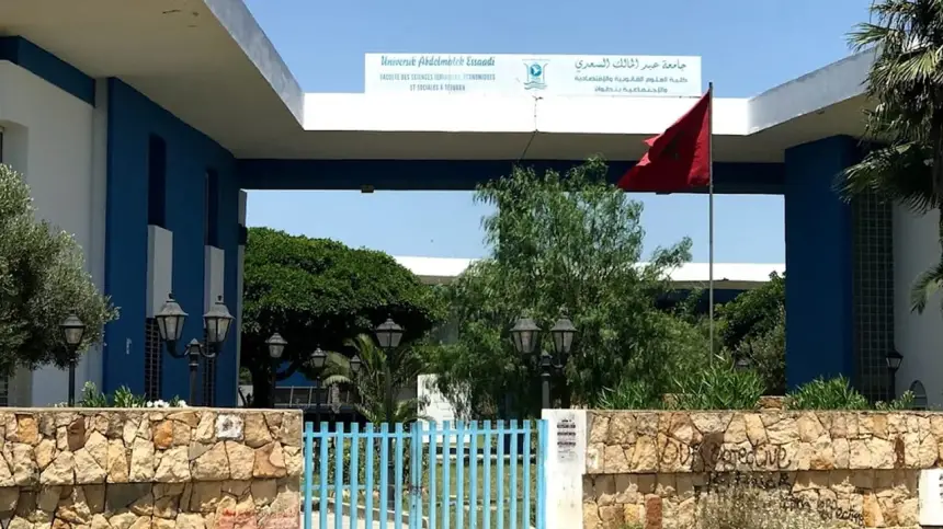 سابقة في الجامعات المغربية .. أساتذة يقتحمون اجتماعا نقابيا ويشعلون مواجهة ساخنة داخل كلية تطوان