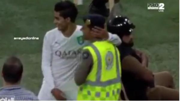 لاعب سعودي يعانق رجل أمن في لقطة طريفة