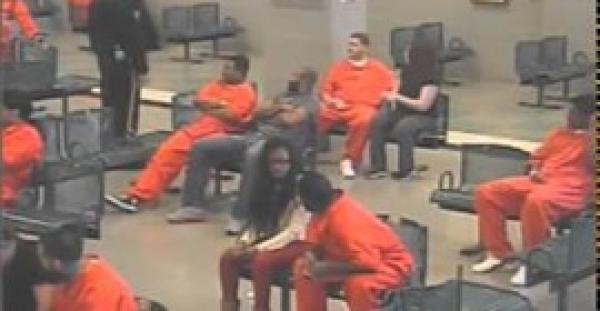 بالفيديو.. شرطي يعتدي على مسجون بسبب فتاة