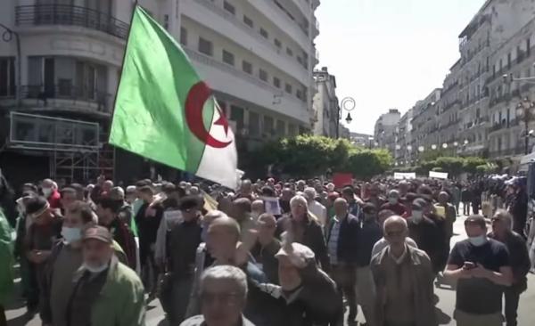مسيرات جديدة للحراك في الجزائر للتنديد بتنظيم انتخابات تشريعية مبكرة