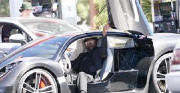 بالفيديو.. مزحة في قائد سيارة تنتهى بكارثة