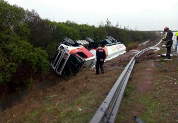 بالصور...نجاة سائق من الموت بعد انقلاب شاحنة لنقل الوقود بالدار البيضاء