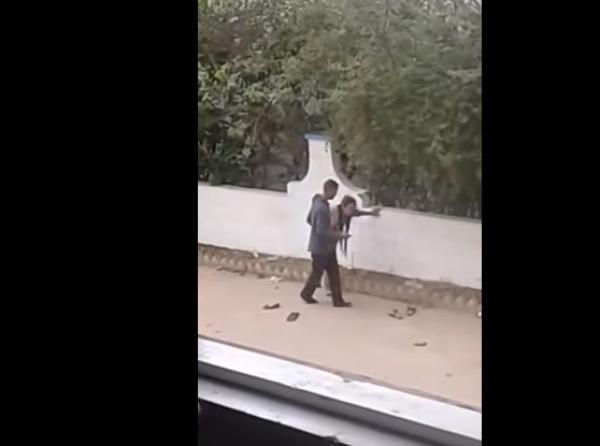 تعنيف فتاة في وضح النهار حتى الاغماء بالعرائش المغرب