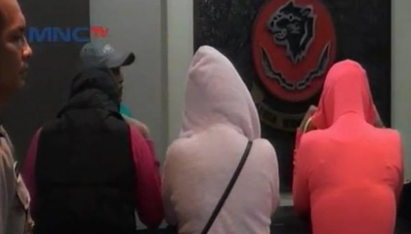 شوهونا...اعتقال مغربيات بأندونيسيا بتهمة الدعارة والأمن يعرض جوازات سفرهن المغربية أمام وسائل الإعلام