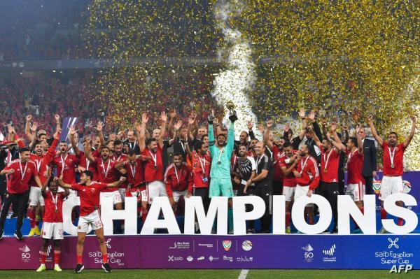 بالفيديو: الأهلي يرفع كأس السوبر المصري على حساب غريمه التقليدي الزمالك