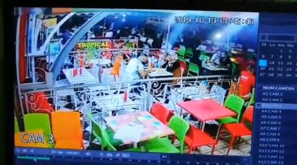 شاهد لحظة اقتحام سيارة مطعم للمأكولات السريعة بمراكش و دهس زبنائه