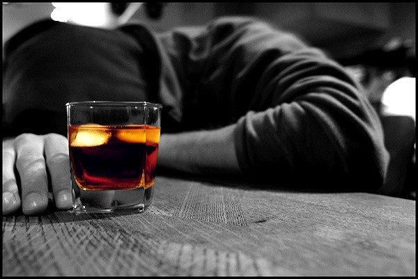 قبيل بداية التلقيح ضد "كورونا" .. خبر سيئ للمدمنين على المشروبات الكحولية