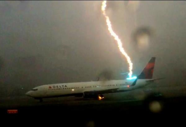 أكثر من 3 ملايين مشاهدة لصاعقة تضرب طائرة
