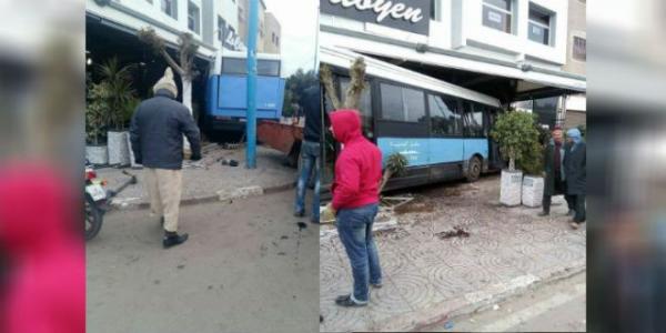 حافلة تصطدم بمقهى في البيضاء واصابة السائق بجروح خطيرة (صور)