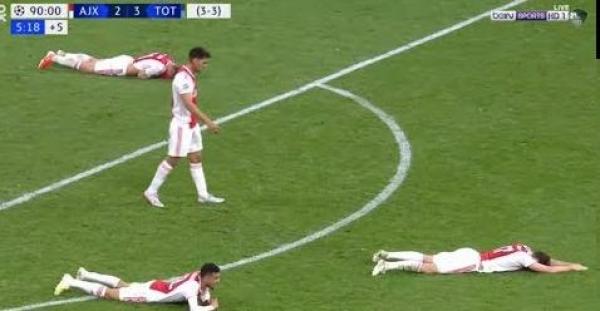 شاهد ..بكاء حكيم زياش ورد فعل لاعبي الأياكس بعد الاقصاء في الوقت القاتل