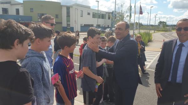 على هامش زيارته لجمهورية إيرلندا.."المالكي" يُستقبل من طرف تلامذة مدرسة عمومية معروفة