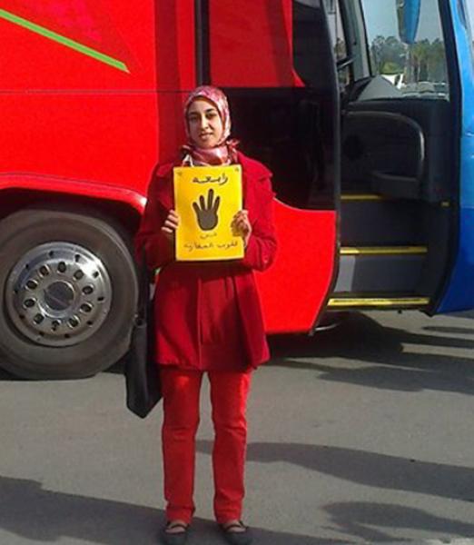 تفاصيل جديد حول قضية متابعة ناشطة في العدالة والتنمية بسبب إشارة "رابعة" و السفارة المصرية تدخل في الخط